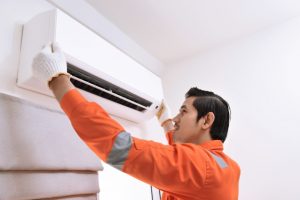 Com qual frequência devo fazer a manutenção do meu ar-condicionado?
